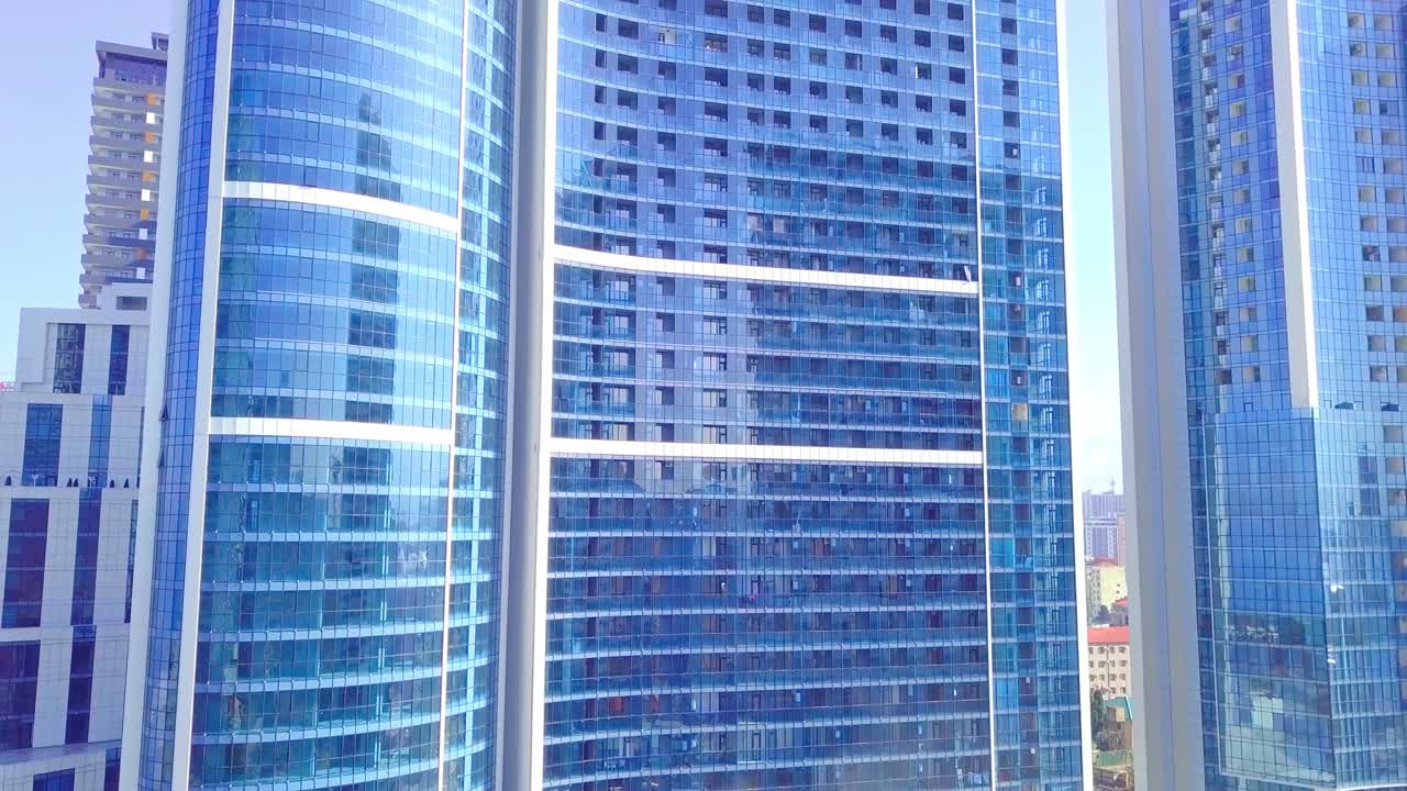 현대적인 거울 오피스 빌딩의 전면이 드론에서 제거되었습니다.