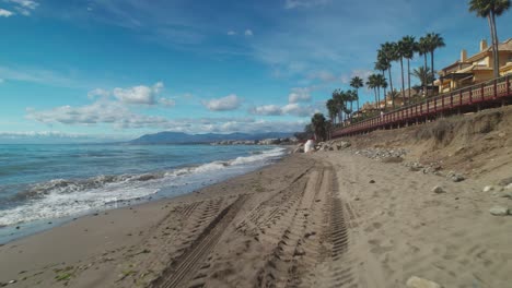 antena al revés volando cerca de la playa