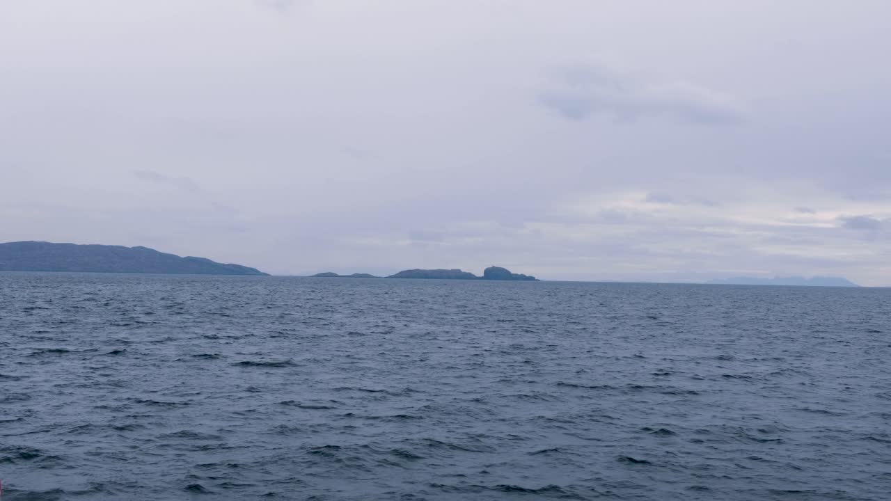 스코틀랜드 외 헤브리드 섬에 있는 여객 페리에서 바다와 남위스트 섬의 경치가 아름답습니다.