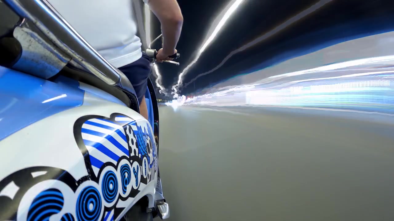 Hyperlapse ravvicinato di una moto che guida sulla strada di notte con effetti digitali. Lunga esposizione.