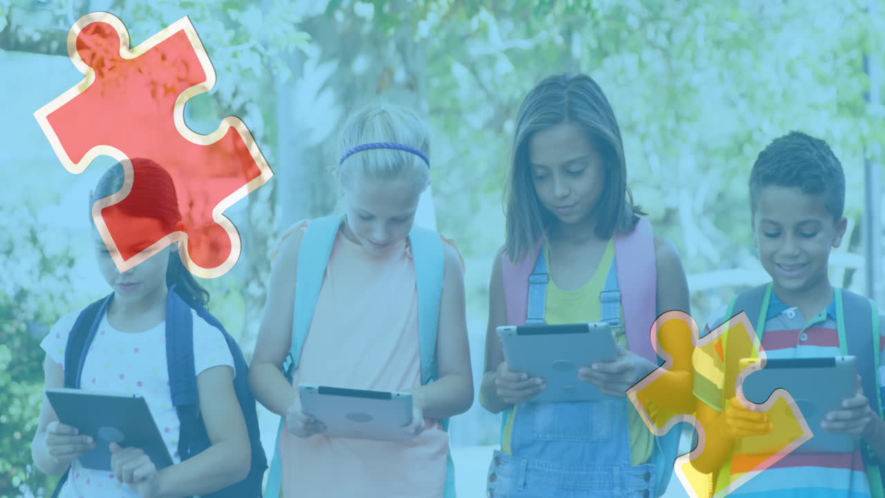 animación de piezas de rompecabezas coloridas sobre niños de escuela que usan tabletas