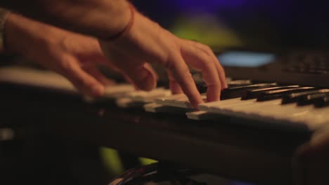 tocando el piano en concierto