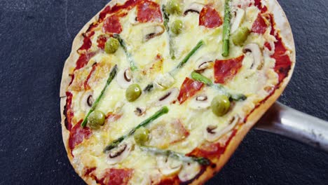 Baked-pizza-with-vegetable-toppings