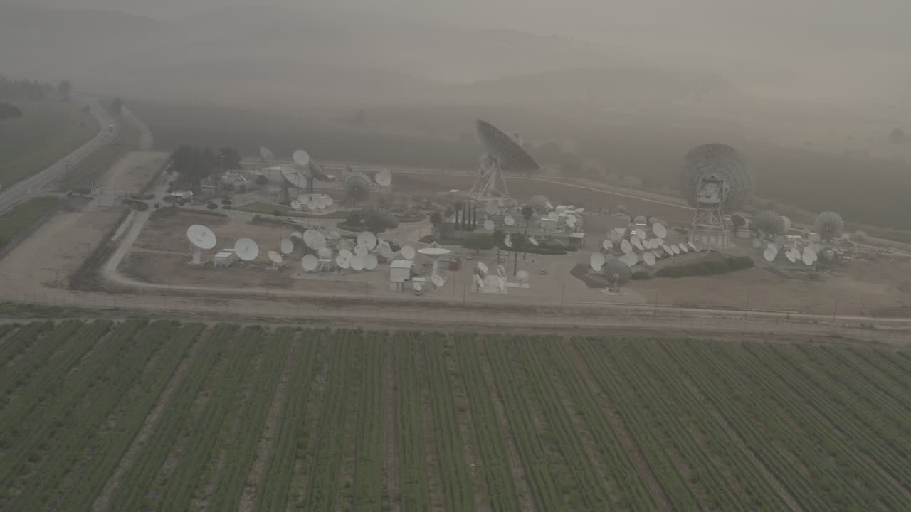 농경지를 내려다보는 위성 스테이션