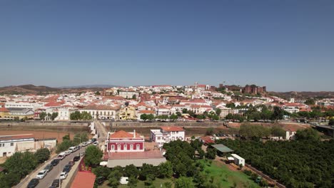 Blick-Auf-Die-Gebäude-Der-Stadt-Silves-Mit-Dem-Berühmten-Schloss-Und-Der-Kathedrale,-Region-Algarve,-Portugal