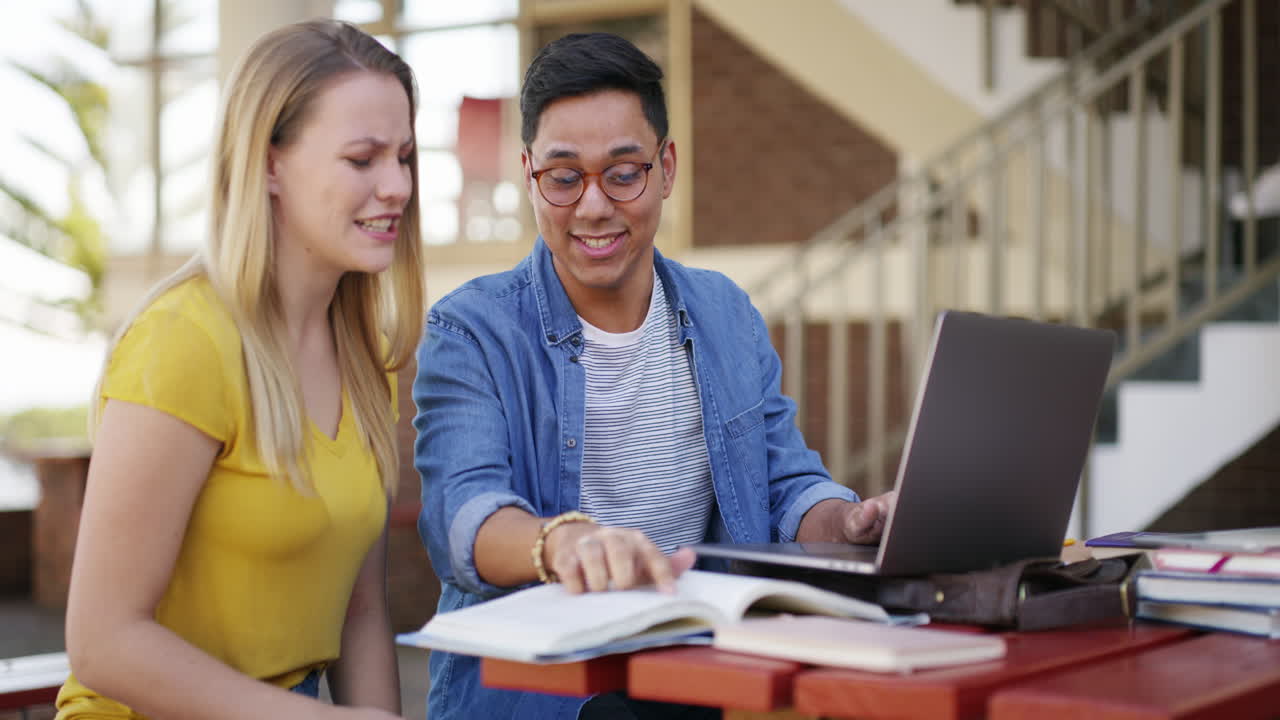 asegurándome de que mi compañero de clase entienda la teoría