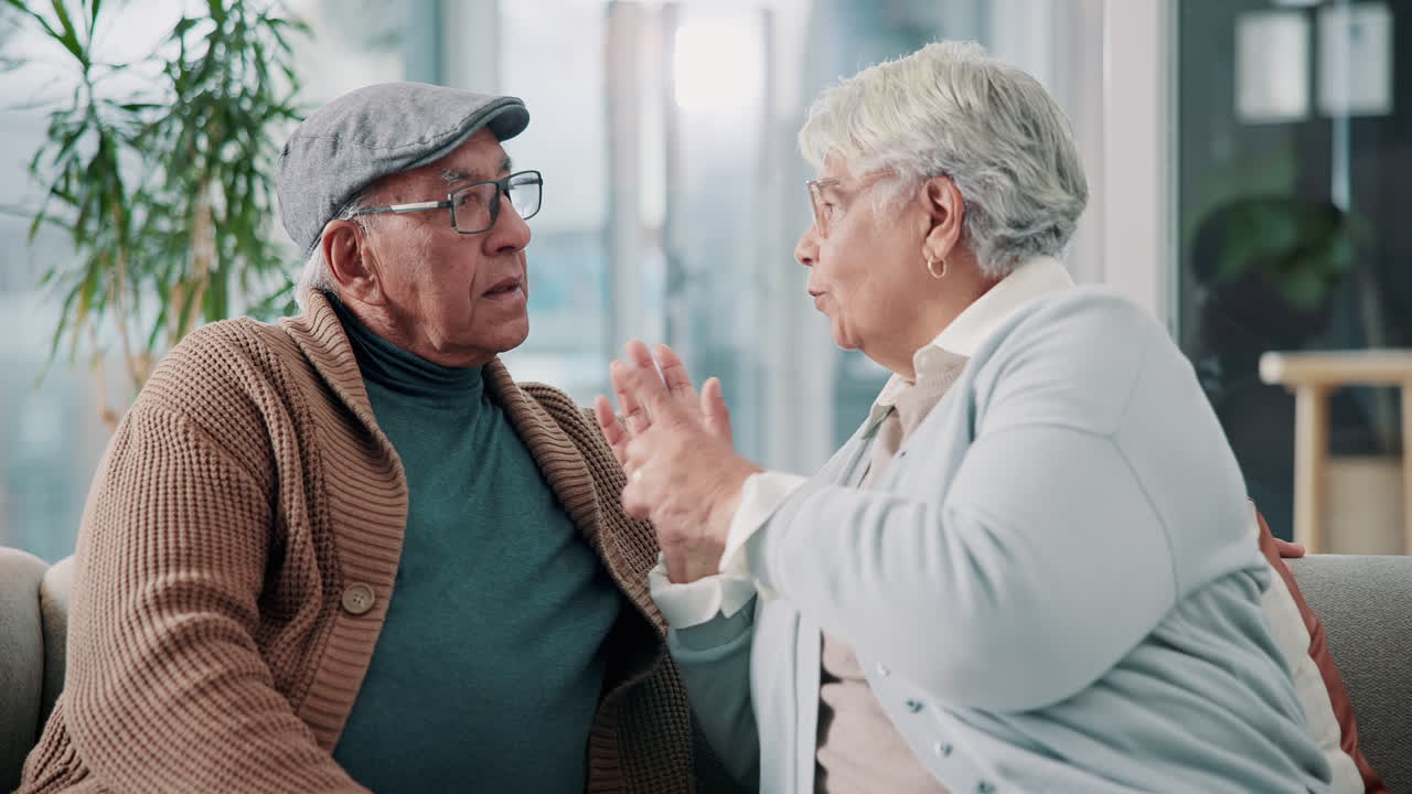 Una pareja de ancianos conversando en casa