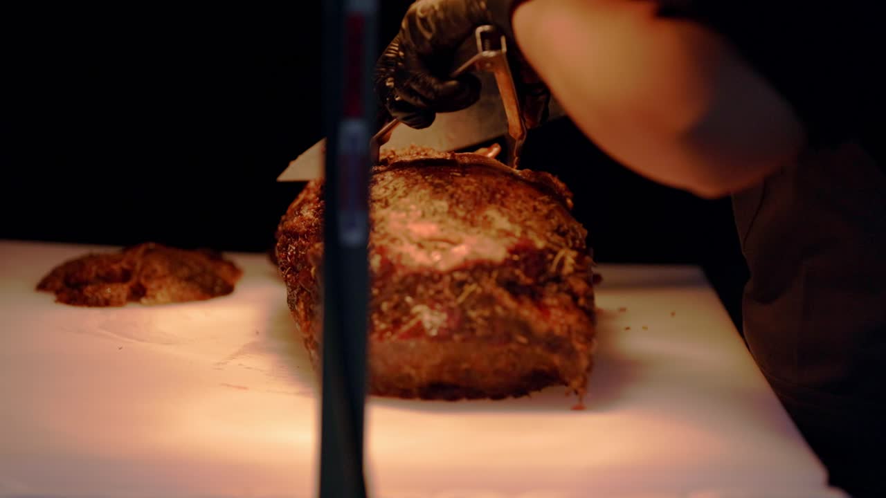 manos ocupadas cortando la costilla principal