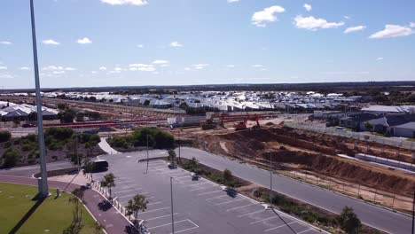 Dolly-Vista-Izquierda-De-La-Construcción-De-Carreteras-Sobre-Rieles-En-Santorini-Promenade-Butler,-Perth