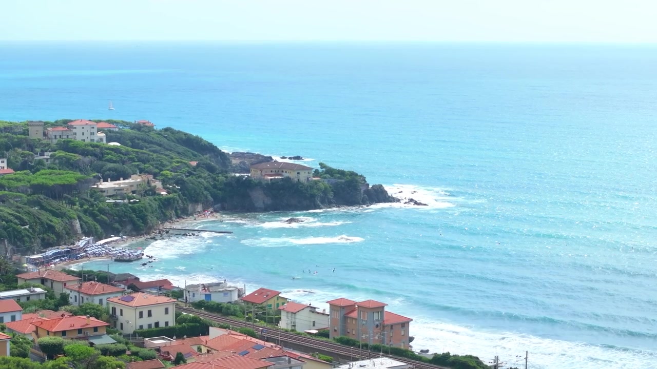Castiglioncello, Italia, penisola con vista sulla costa, litorale roccioso.