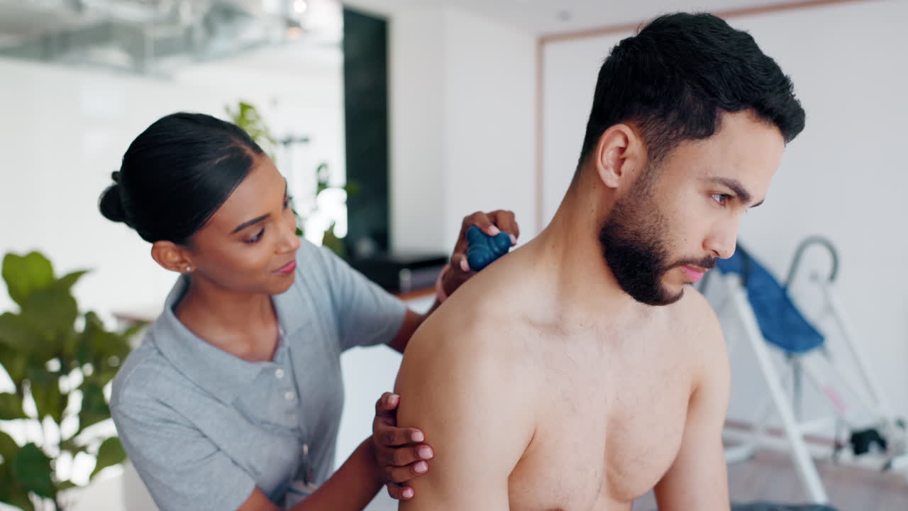 bola, masaje o hombre en fisioterapia para relajarse