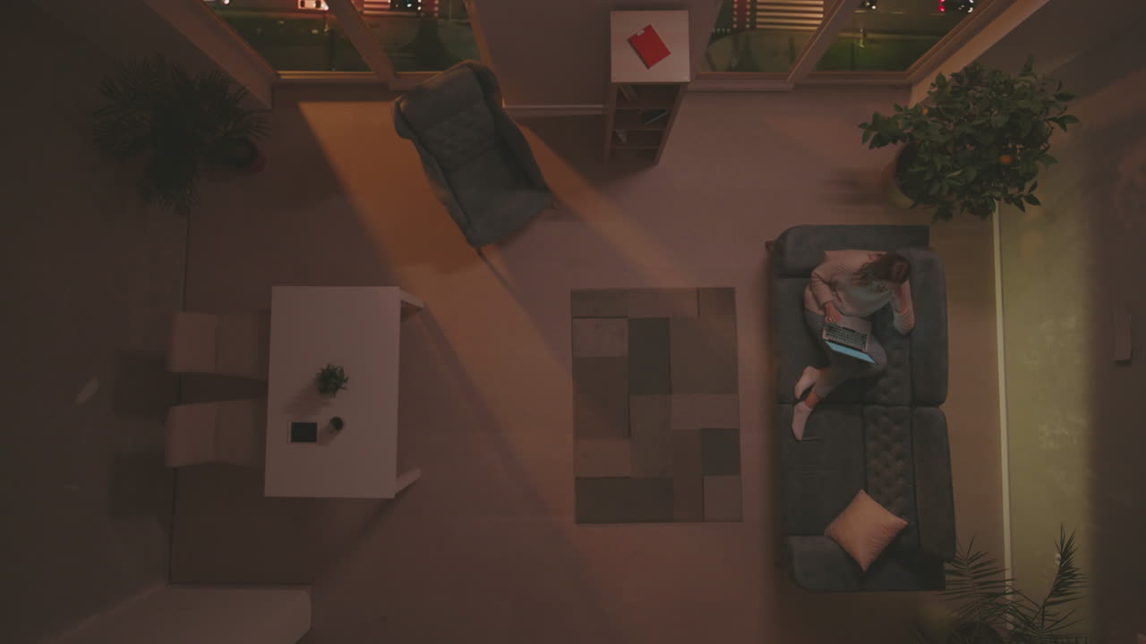 소파에서 저녁을 보내는 여자