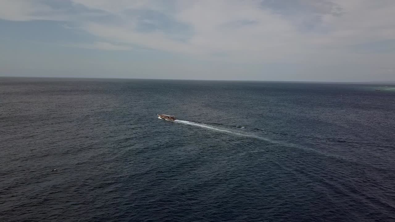 개방된 바다에서 관광 보트 놀라운 공중 전망 비행 파노라마 개요 gili trawang beach bali lombok 2017 인도네시아 위에서 영화적 전망 관광 가이드 필립 마르니츠