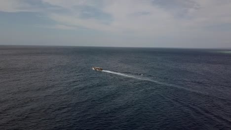 Touristenboot-Auf-Dem-Offenen-Meer,-Wunderbare-Luftaufnahme,-Flugpanorama,-Übersicht,-Drohnenaufnahmen-Vom-Strand-Von-Gili-Trawangan,-Bali,-Lombok,-Indonesien,-2017,-Filmische-Ansicht-Von-Oben,-Reiseführer-Von-Philipp-Marnitz