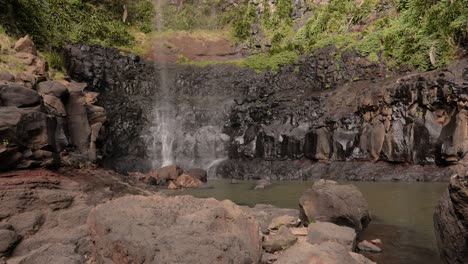 Handaufnahmen-Vom-Fuß-Der-Purlingbrook-Falls,-Springbrook-Nationalpark,-Hinterland-Der-Gold-Coast,-Queensland,-Australien