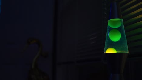 lámpara de lava verde de cerca. tiempo real