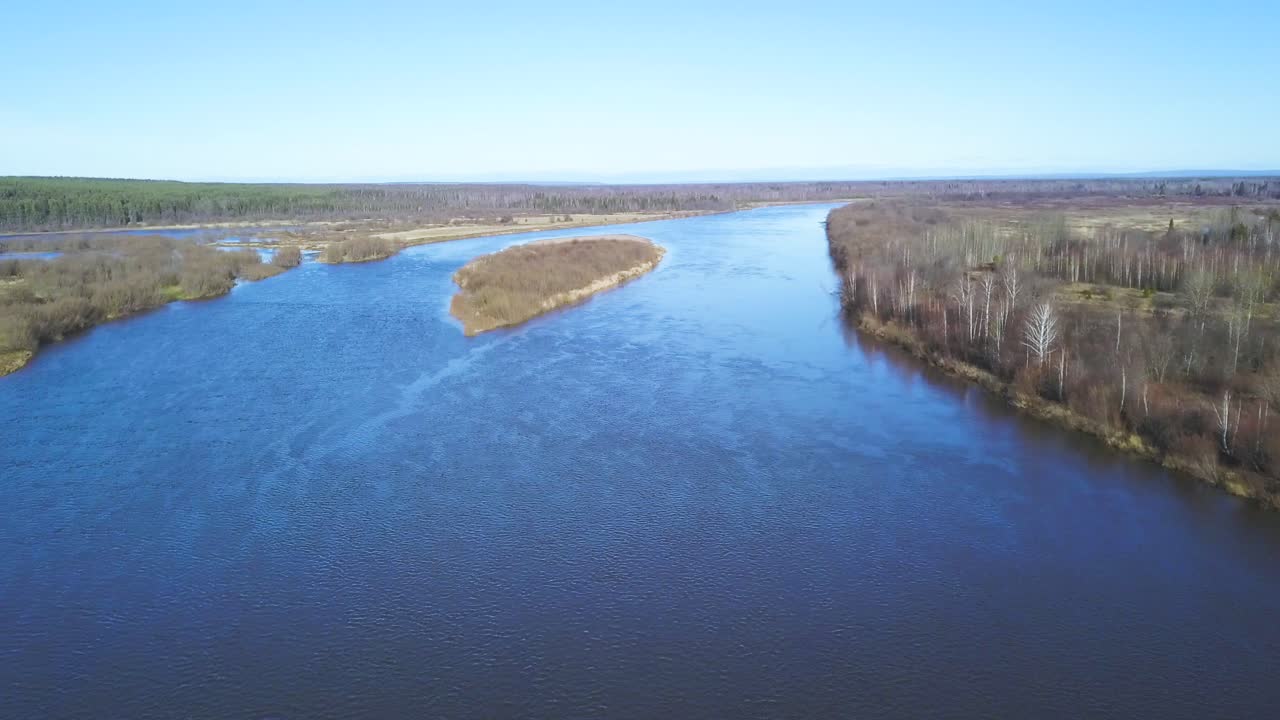 vista aérea de un río sinuoso y un bosque
