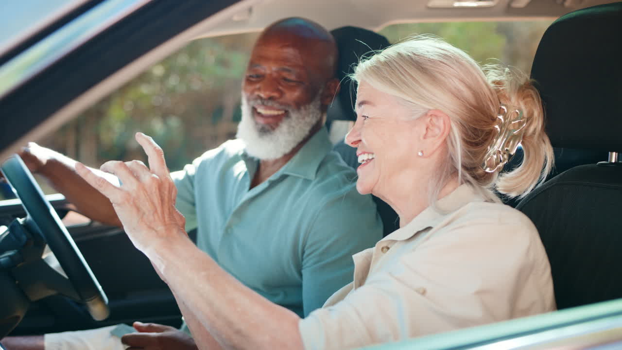 pareja de mayores en el coche cantando junto con la radio en un viaje de un día juntos