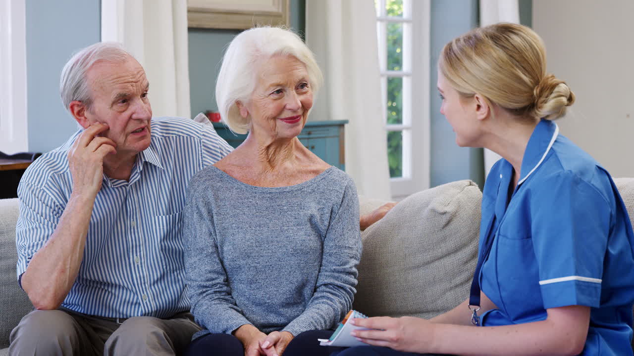 여성 지역 간호사가 노인 부부를 집에서 방문합니다.