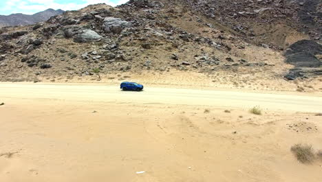 cabalgando por el polvoriento desierto de namibia