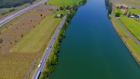 una autopista construida por el río clarence, australia en un día soleado - toma aérea