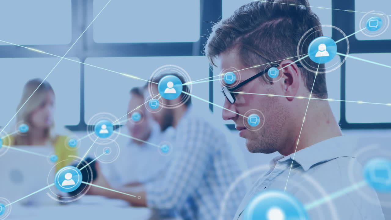 animación de la red de conexiones con iconos sobre empresario caucásico usando tableta