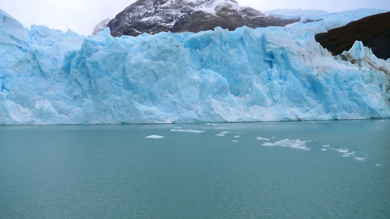 imágenes de video del glaciar perito moreno en argentina desde un bote