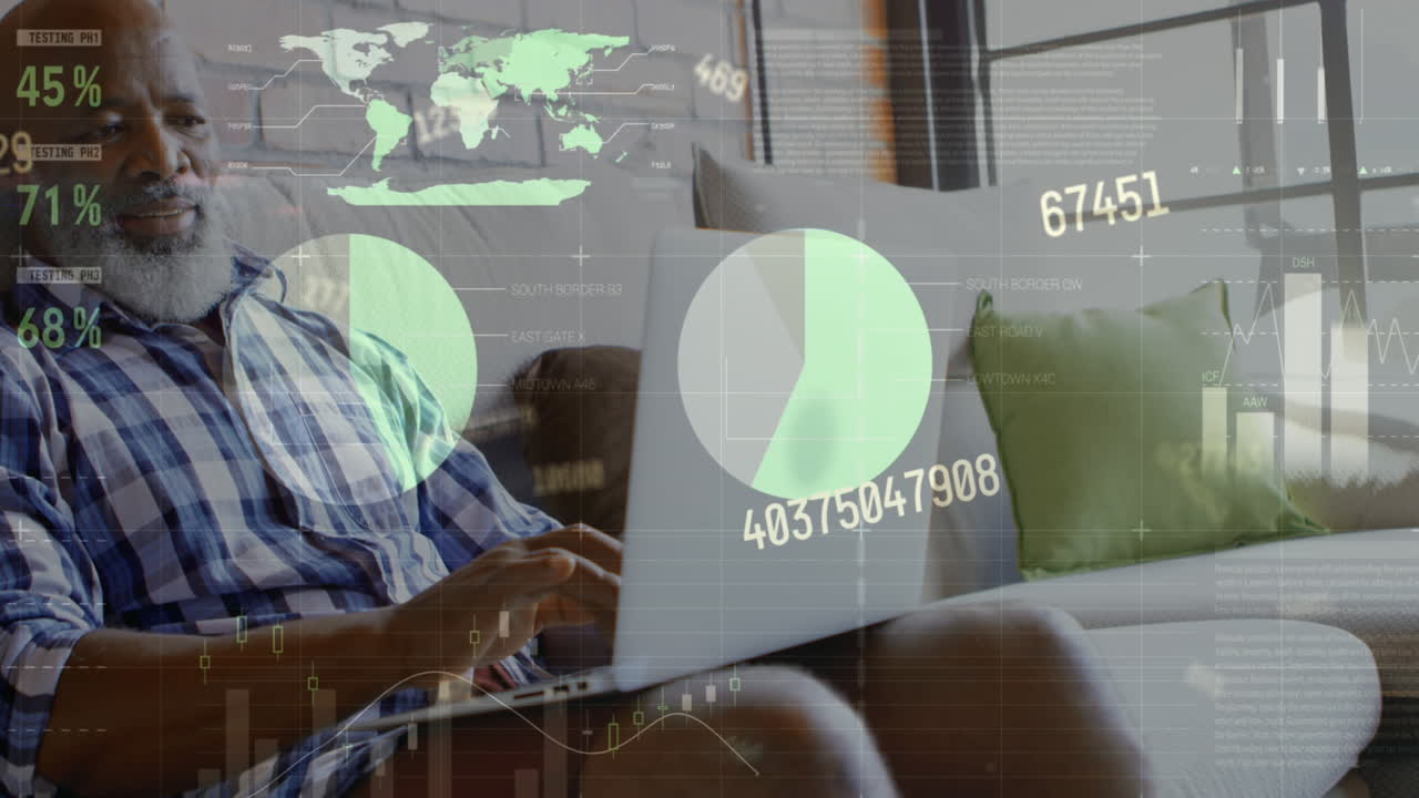 animación de la interfaz infográfica y números cambiantes, hombre afroamericano mayor usando portátil