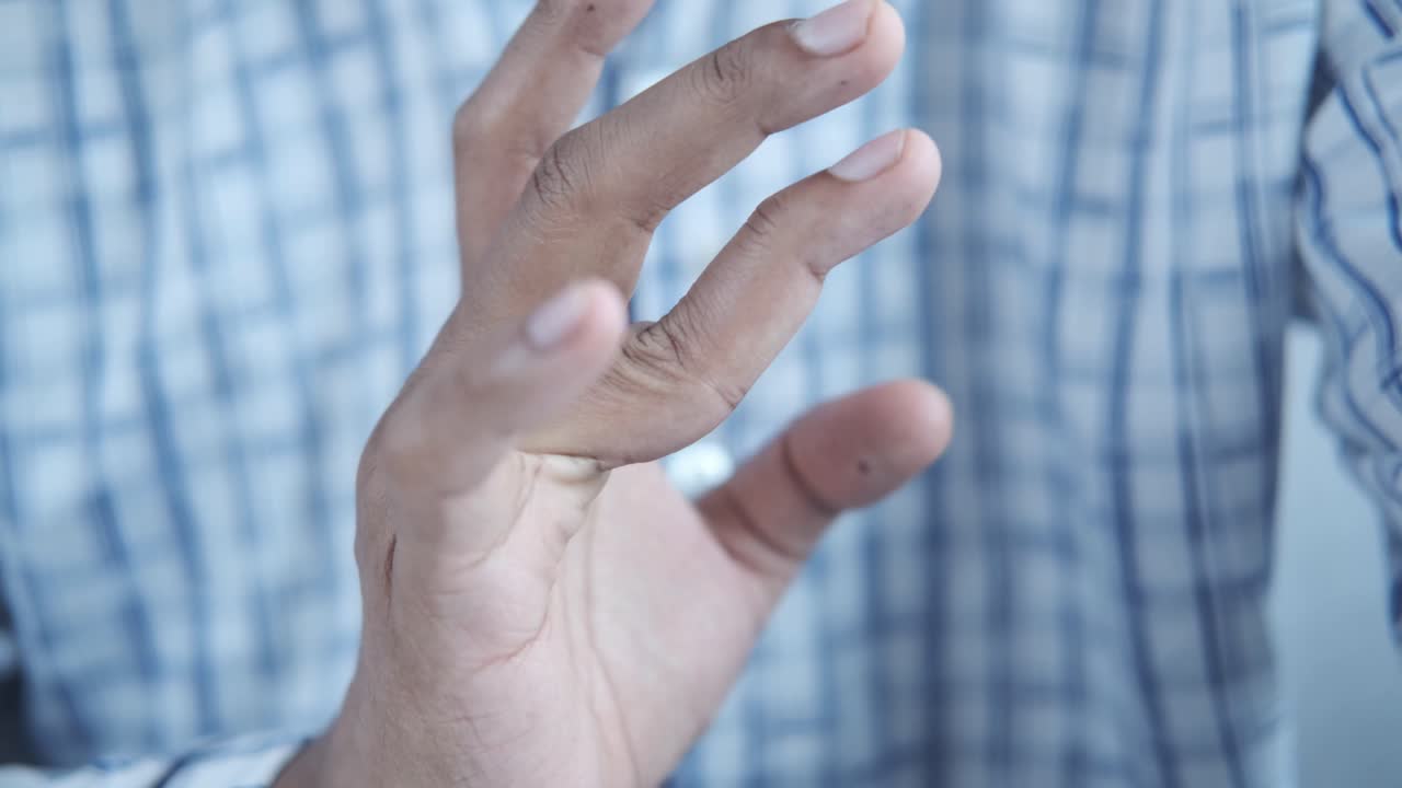 la mano de una persona extendiéndose