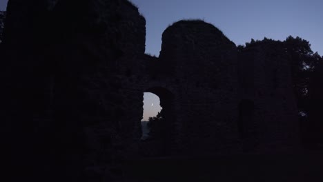 Ruinas-Del-Castillo-De-Tervete,-Letonia-En-La-Noche-De-Verano