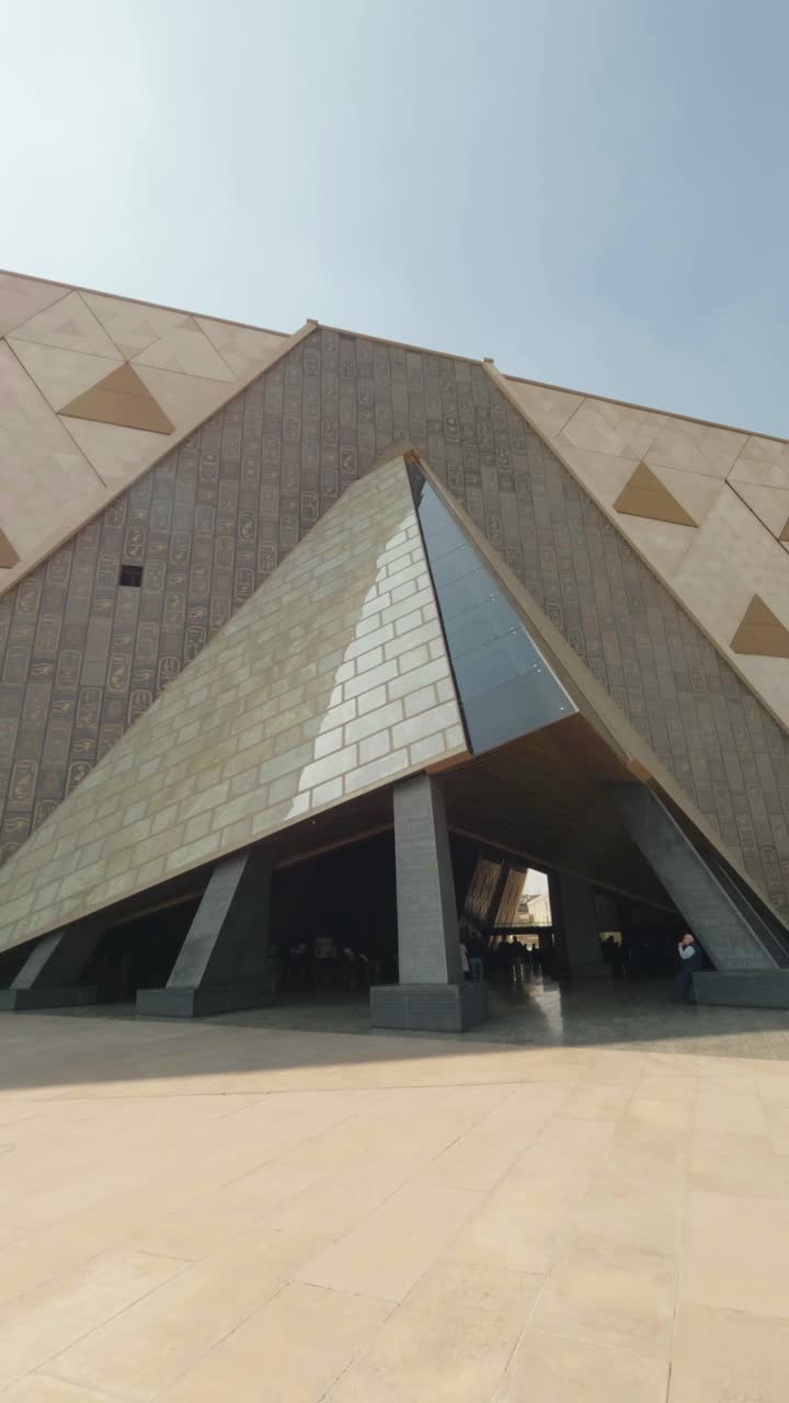 Wielkie wejście nowoczesnego muzeum z architekturą piramidy