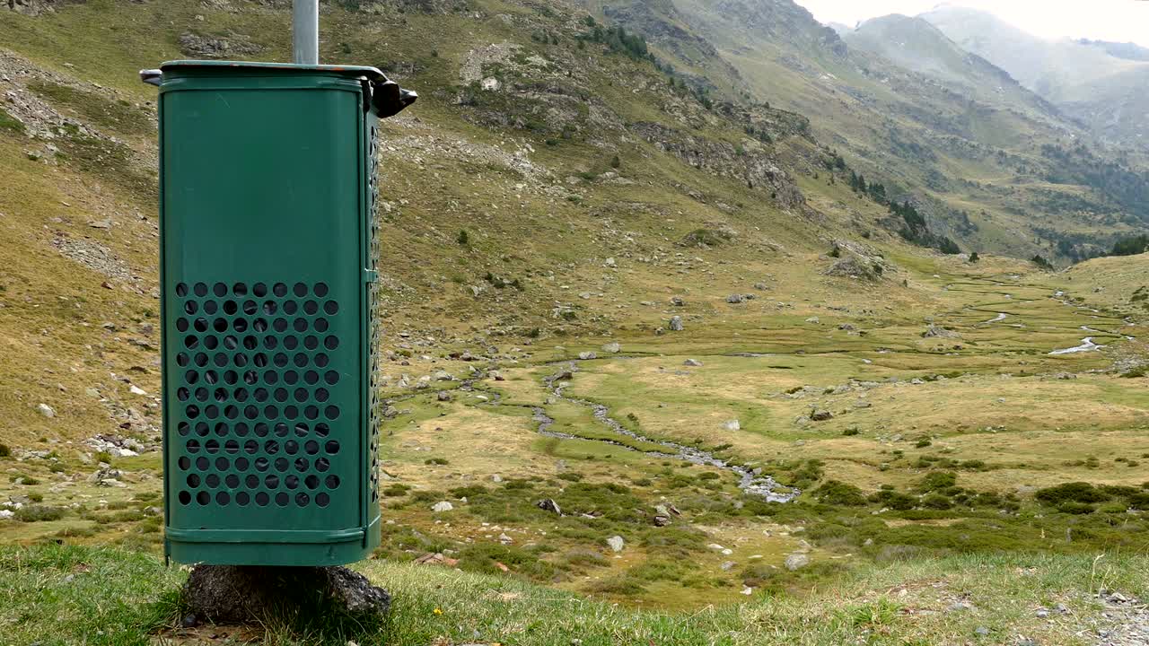 la basura y la naturaleza.