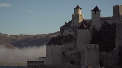 Festung-Golubac-Im-Nebel-Am-Fluss