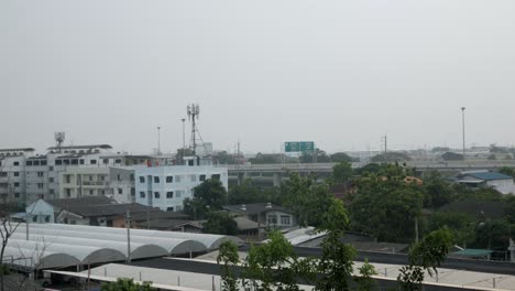 Blick-Auf-Die-Schnellstraße-Inmitten-Der-Landschaft-Von-Bangkok