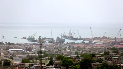 In-Der-Ferne-Der-Hafen-Von-Port-au-prince-Mit-Verschiedenen-Vertäuten-Schiffen