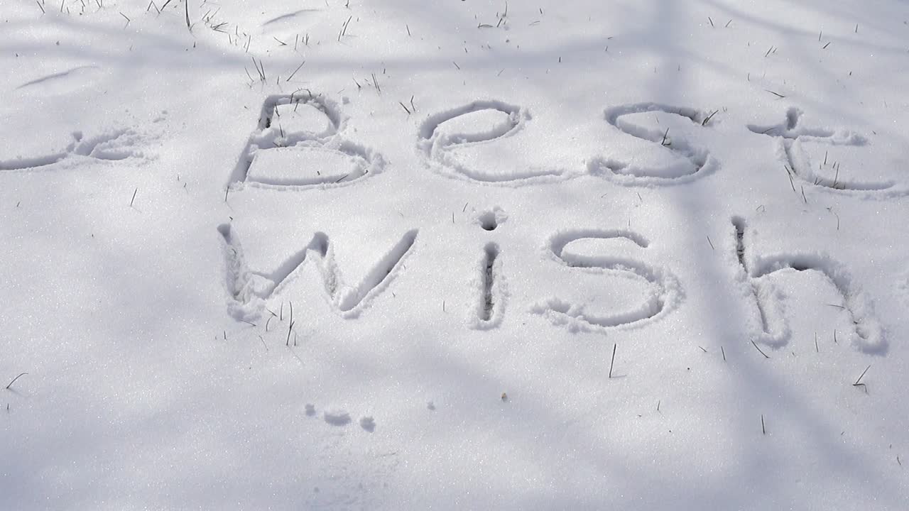 De inscriptie 'beste wensen' in de sneeuw. Opname in de winter