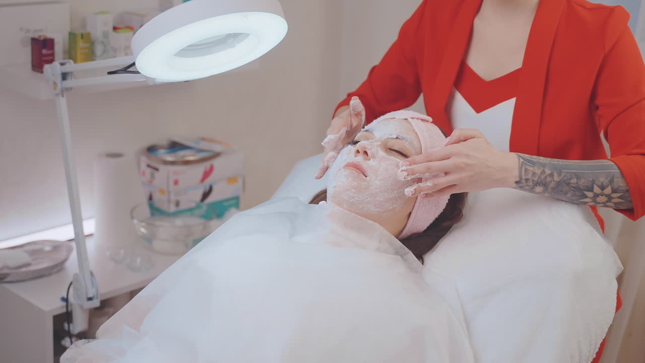 스파에서 얼굴 마스크 적용