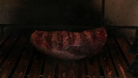 Brasilianisches-Picanha-Fleischsteak,-Gegrillt-Auf-Einem-Flammengrill,-Feurige-Kohle