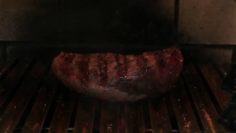 filete de carne brasileña picanha asado a la parrilla, carbón ardiente