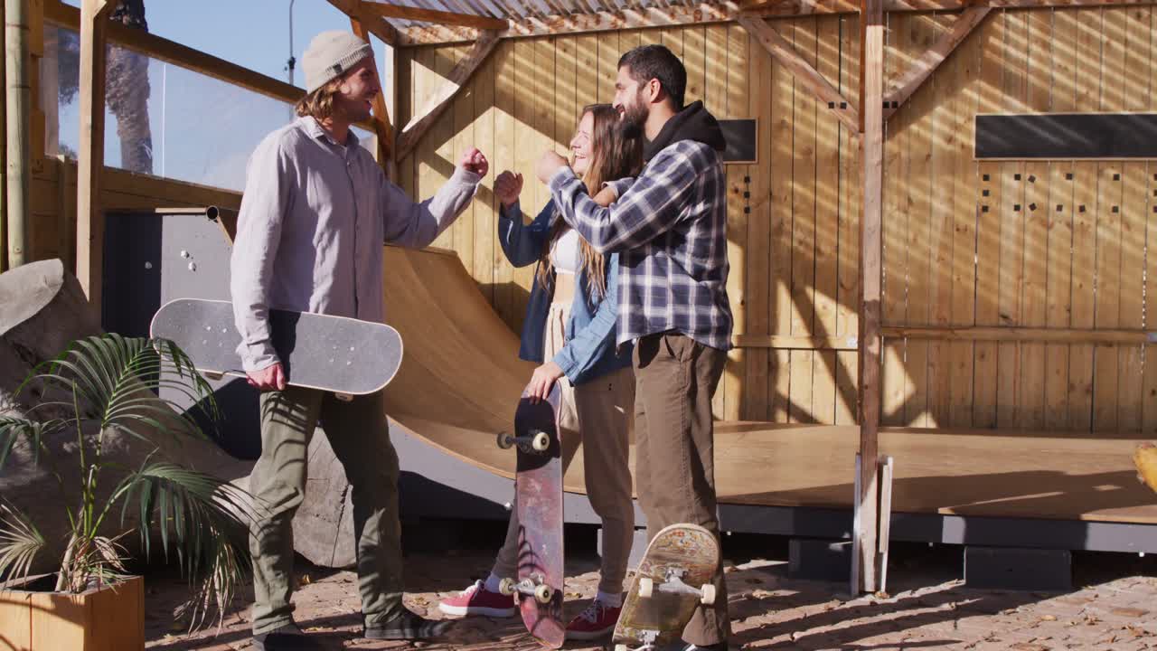 video de mujeres y hombres felices y diversos patinadores en el parque de patinaje