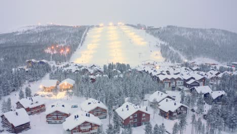 drohne luftrückzug, levi ski resort verschneites skidorf in finnland