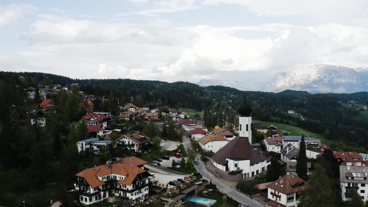 tomada de drones de oberbozen y el exuberante paisaje circundante de italia