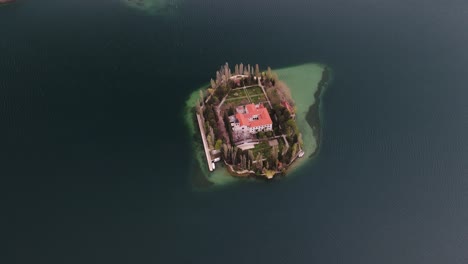 volando el dron sobre el monasterio de visovac