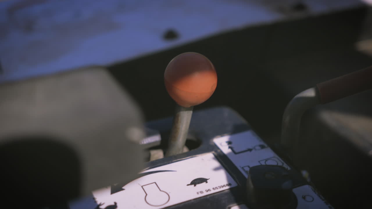 Speed indicator on a riding lawnmower