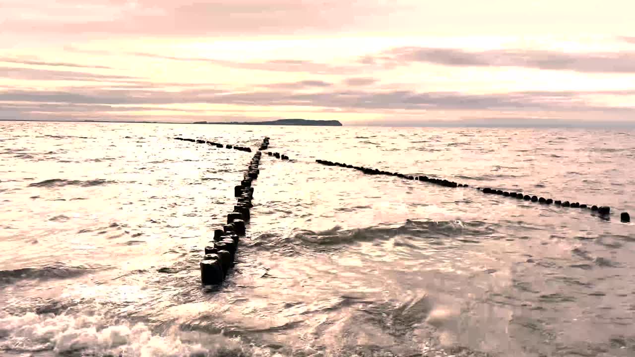 겐의 발트해 해변에서 해가 지는 동안 크로이스 그로인