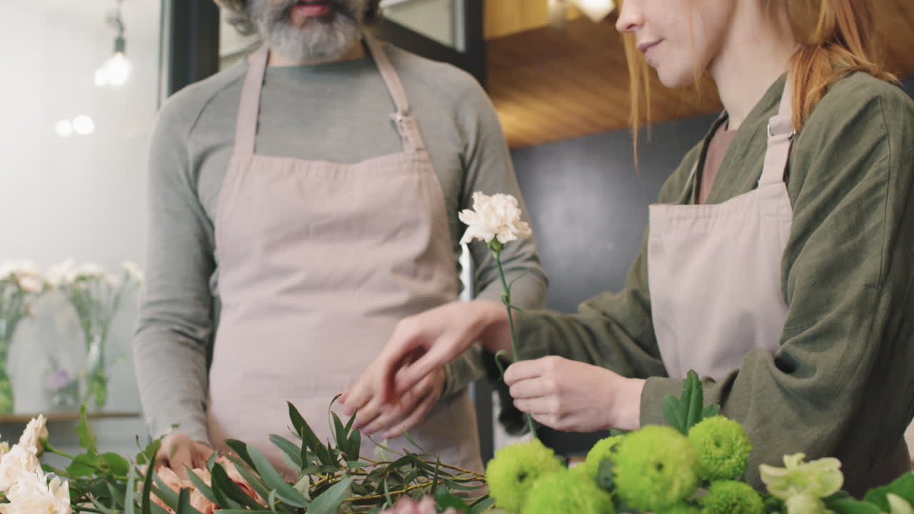 los floristas comproban las flores en la tienda de flores.
