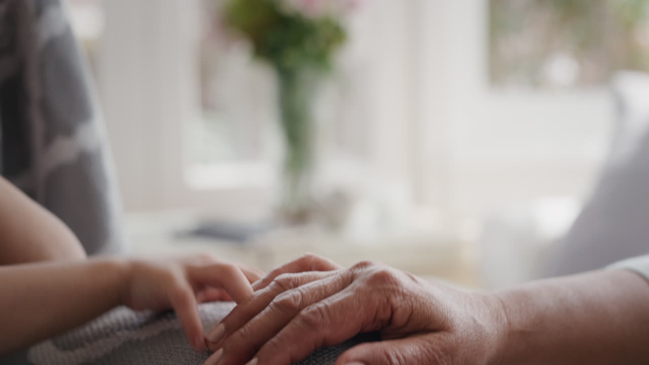 할머니와 손을 잡고 있는 어린 소녀 할머니에게 동정심을 보이는 아이 손녀의 사랑을 즐기는 가족 지원 개념 인식할 수 없는 사람들 4k