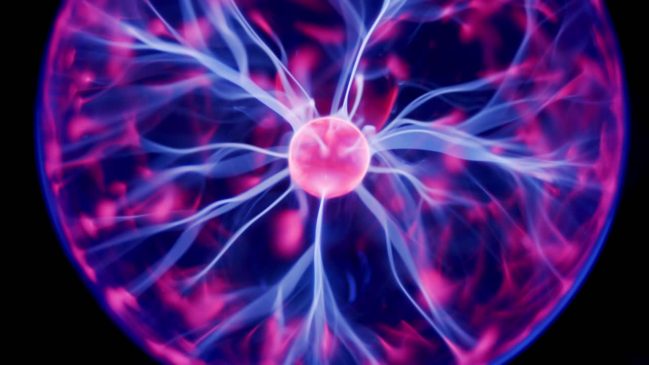 descarga eléctrica de bola de plasma en mezcla de gas nitrógeno helio dentro de esfera de vacío de vidrio primer plano