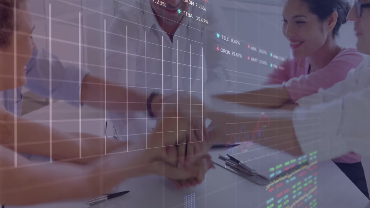 animación de gráficos sobre hombres de negocios caucásicos tocando las manos