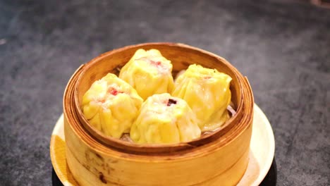 dumplings de siu mai al vapor en una canasta de bambú